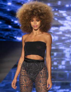 Miami Beach, Fl - 12 Temmuz 2018: Manken Paraiso Moda Fuarı'nda Paraiso çadır sırasında Baes ve bikini koleksiyonu pist yürür