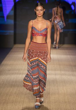 Miami Beach, Fl - 13 Temmuz 2018: Manken Paraiso Moda Fuarı'nda Paraiso çadır sırasında Agua Bendita koleksiyonu pist yürür
