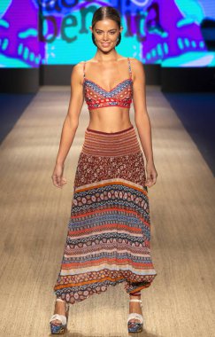 Miami Beach, Fl - 13 Temmuz 2018: Manken Paraiso Moda Fuarı'nda Paraiso çadır sırasında Agua Bendita koleksiyonu pist yürür