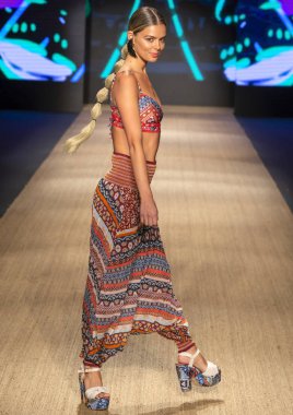 Miami Beach, Fl - 13 Temmuz 2018: Manken Paraiso Moda Fuarı'nda Paraiso çadır sırasında Agua Bendita koleksiyonu pist yürür