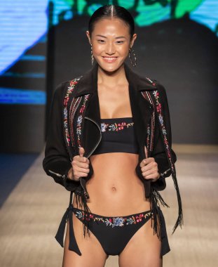 Miami Beach, Fl - 13 Temmuz 2018: Manken Paraiso Moda Fuarı'nda Paraiso çadır sırasında Agua Bendita koleksiyonu pist yürür