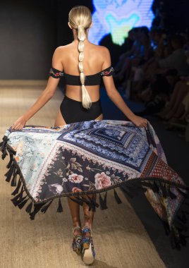 Miami Beach, Fl - 13 Temmuz 2018: Manken Paraiso Moda Fuarı'nda Paraiso çadır sırasında Agua Bendita koleksiyonu pist yürür