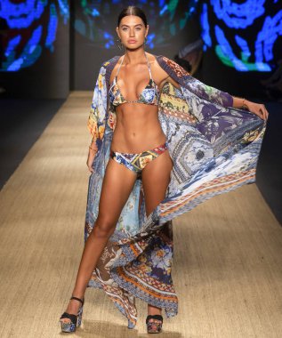 Miami Beach, Fl - 13 Temmuz 2018: Manken Paraiso Moda Fuarı'nda Paraiso çadır sırasında Agua Bendita koleksiyonu pist yürür