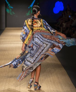 Miami Beach, Fl - 13 Temmuz 2018: Manken Paraiso Moda Fuarı'nda Paraiso çadır sırasında Agua Bendita koleksiyonu pist yürür