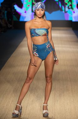 Miami Beach, Fl - 13 Temmuz 2018: Manken Paraiso Moda Fuarı'nda Paraiso çadır sırasında Agua Bendita koleksiyonu pist yürür