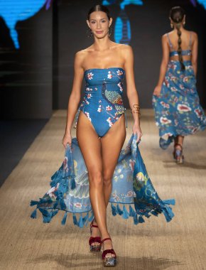 Miami Beach, Fl - 13 Temmuz 2018: Manken Paraiso Moda Fuarı'nda Paraiso çadır sırasında Agua Bendita koleksiyonu pist yürür