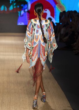 Miami Beach, Fl - 13 Temmuz 2018: Manken Paraiso Moda Fuarı'nda Paraiso çadır sırasında Agua Bendita koleksiyonu pist yürür