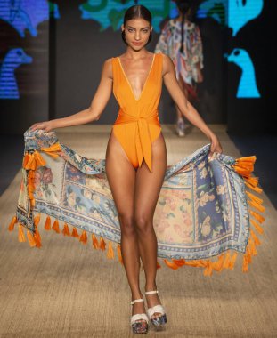 Miami Beach, Fl - 13 Temmuz 2018: Manken Paraiso Moda Fuarı'nda Paraiso çadır sırasında Agua Bendita koleksiyonu pist yürür