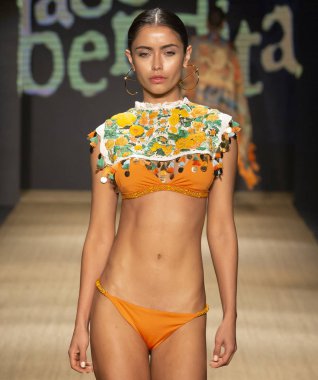 Miami Beach, Fl - 13 Temmuz 2018: Manken Paraiso Moda Fuarı'nda Paraiso çadır sırasında Agua Bendita koleksiyonu pist yürür