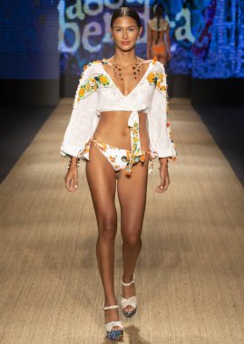 Miami Beach, Fl - 13 Temmuz 2018: Manken Paraiso Moda Fuarı'nda Paraiso çadır sırasında Agua Bendita koleksiyonu pist yürür