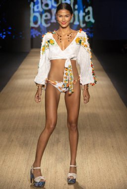 Miami Beach, Fl - 13 Temmuz 2018: Manken Paraiso Moda Fuarı'nda Paraiso çadır sırasında Agua Bendita koleksiyonu pist yürür