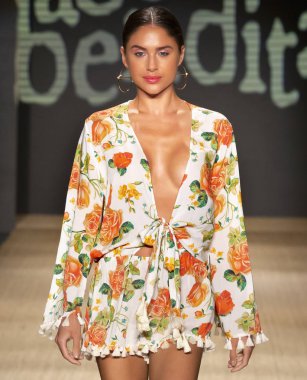 Miami Beach, Fl - 13 Temmuz 2018: Manken Paraiso Moda Fuarı'nda Paraiso çadır sırasında Agua Bendita koleksiyonu pist yürür