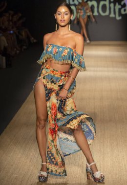 Miami Beach, Fl - 13 Temmuz 2018: Manken Paraiso Moda Fuarı'nda Paraiso çadır sırasında Agua Bendita koleksiyonu pist yürür