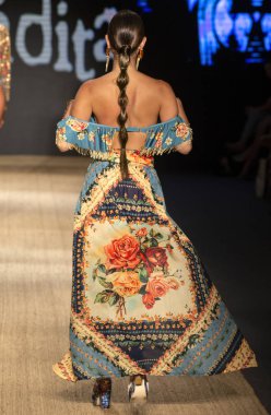 Miami Beach, Fl - 13 Temmuz 2018: Manken Paraiso Moda Fuarı'nda Paraiso çadır sırasında Agua Bendita koleksiyonu pist yürür