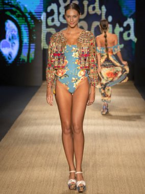 Miami Beach, Fl - 13 Temmuz 2018: Manken Paraiso Moda Fuarı'nda Paraiso çadır sırasında Agua Bendita koleksiyonu pist yürür