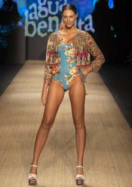 Miami Beach, Fl - 13 Temmuz 2018: Manken Paraiso Moda Fuarı'nda Paraiso çadır sırasında Agua Bendita koleksiyonu pist yürür