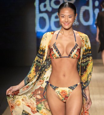 Miami Beach, Fl - 13 Temmuz 2018: Manken Paraiso Moda Fuarı'nda Paraiso çadır sırasında Agua Bendita koleksiyonu pist yürür