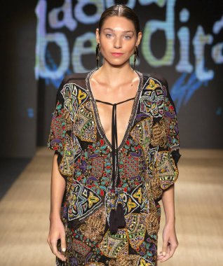 Miami Beach, Fl - 13 Temmuz 2018: Manken Paraiso Moda Fuarı'nda Paraiso çadır sırasında Agua Bendita koleksiyonu pist yürür