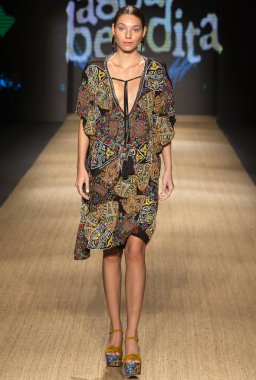 Miami Beach, Fl - 13 Temmuz 2018: Manken Paraiso Moda Fuarı'nda Paraiso çadır sırasında Agua Bendita koleksiyonu pist yürür