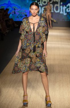 Miami Beach, Fl - 13 Temmuz 2018: Manken Paraiso Moda Fuarı'nda Paraiso çadır sırasında Agua Bendita koleksiyonu pist yürür