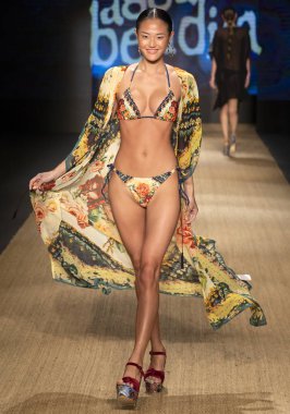 Miami Beach, Fl - 13 Temmuz 2018: Manken Paraiso Moda Fuarı'nda Paraiso çadır sırasında Agua Bendita koleksiyonu pist yürür