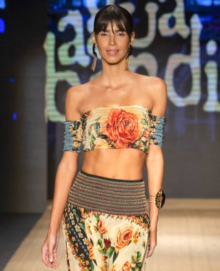 Miami Beach, Fl - 13 Temmuz 2018: Manken Paraiso Moda Fuarı'nda Paraiso çadır sırasında Agua Bendita koleksiyonu pist yürür