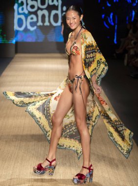 Miami Beach, Fl - 13 Temmuz 2018: Manken Paraiso Moda Fuarı'nda Paraiso çadır sırasında Agua Bendita koleksiyonu pist yürür