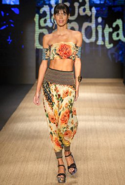 Miami Beach, Fl - 13 Temmuz 2018: Manken Paraiso Moda Fuarı'nda Paraiso çadır sırasında Agua Bendita koleksiyonu pist yürür