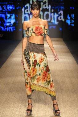 Miami Beach, Fl - 13 Temmuz 2018: Manken Paraiso Moda Fuarı'nda Paraiso çadır sırasında Agua Bendita koleksiyonu pist yürür