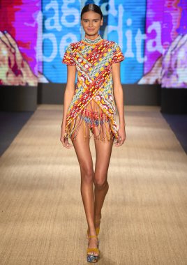 Miami Beach, Fl - 13 Temmuz 2018: Manken Paraiso Moda Fuarı'nda Paraiso çadır sırasında Agua Bendita koleksiyonu pist yürür