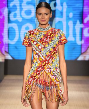 Miami Beach, Fl - 13 Temmuz 2018: Manken Paraiso Moda Fuarı'nda Paraiso çadır sırasında Agua Bendita koleksiyonu pist yürür