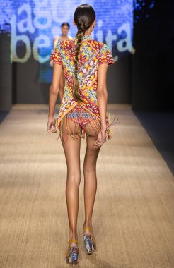 Miami Beach, Fl - 13 Temmuz 2018: Manken Paraiso Moda Fuarı'nda Paraiso çadır sırasında Agua Bendita koleksiyonu pist yürür