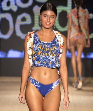 Miami Beach, Fl - 13 Temmuz 2018: Manken Paraiso Moda Fuarı'nda Paraiso çadır sırasında Agua Bendita koleksiyonu pist yürür