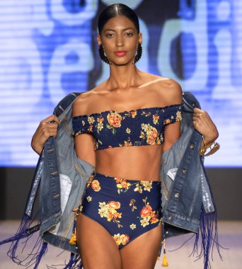 Miami Beach, Fl - 13 Temmuz 2018: Manken Paraiso Moda Fuarı'nda Paraiso çadır sırasında Agua Bendita koleksiyonu pist yürür