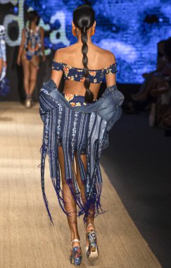 Miami Beach, Fl - 13 Temmuz 2018: Manken Paraiso Moda Fuarı'nda Paraiso çadır sırasında Agua Bendita koleksiyonu pist yürür