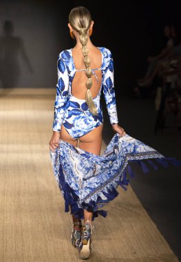 Miami Beach, Fl - 13 Temmuz 2018: Manken Paraiso Moda Fuarı'nda Paraiso çadır sırasında Agua Bendita koleksiyonu pist yürür