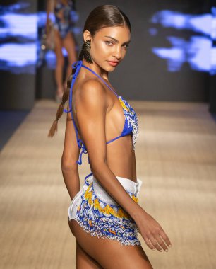 Miami Beach, Fl - 13 Temmuz 2018: Manken Paraiso Moda Fuarı'nda Paraiso çadır sırasında Agua Bendita koleksiyonu pist yürür