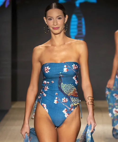 Miami Beach July 2018 Model Walks Runway Agua Bendita Collection — Stock Photo, Image