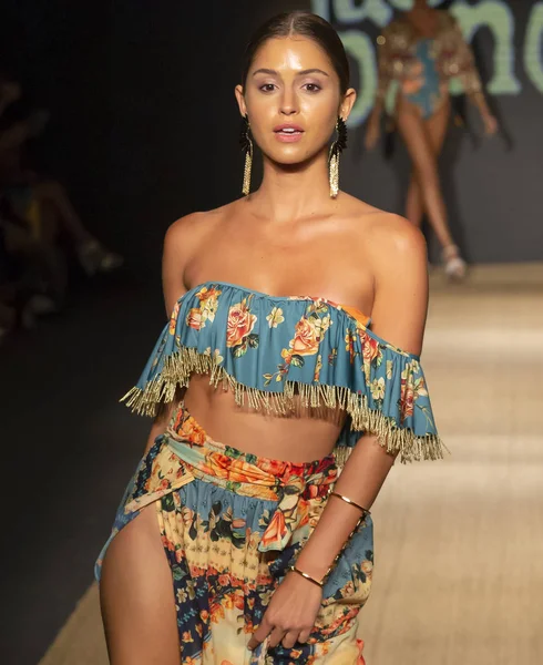 Miami Beach, Fl - 13 Temmuz 2018: Manken Paraiso Moda Fuarı'nda Paraiso çadır sırasında Agua Bendita koleksiyonu pist yürür