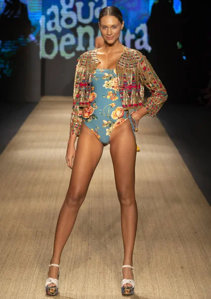 Miami Beach Julio 2018 Una Modelo Camina Por Pasarela Colección — Foto de Stock