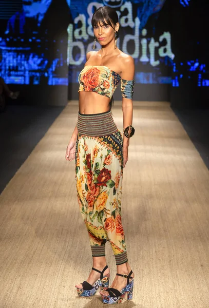 Miami Beach, Fl - 13 Temmuz 2018: Manken Paraiso Moda Fuarı'nda Paraiso çadır sırasında Agua Bendita koleksiyonu pist yürür