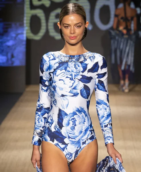 Miami Beach, Fl - 13 Temmuz 2018: Manken Paraiso Moda Fuarı'nda Paraiso çadır sırasında Agua Bendita koleksiyonu pist yürür