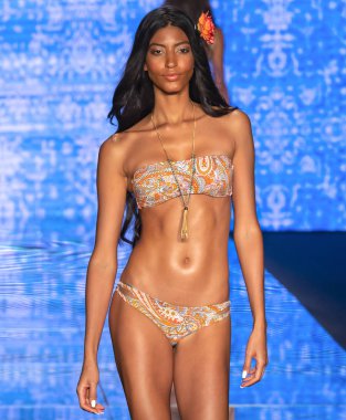 Miami Beach, Fl - 14 Temmuz 2018: Manken Paraiso Moda Fuarı'nda Paraiso çadır sırasında Luli Fama koleksiyonu pist yürür