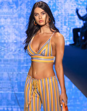 Miami Beach, Fl - 14 Temmuz 2018: Manken Paraiso Moda Fuarı'nda Paraiso çadır sırasında Luli Fama koleksiyonu pist yürür