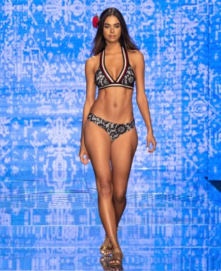 Miami Beach, Fl - 14 Temmuz 2018: Manken Paraiso Moda Fuarı'nda Paraiso çadır sırasında Luli Fama koleksiyonu pist yürür