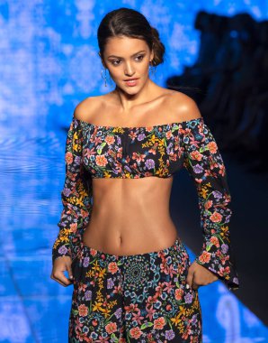 Miami Beach, Fl - 14 Temmuz 2018: Manken Paraiso Moda Fuarı'nda Paraiso çadır sırasında Luli Fama koleksiyonu pist yürür