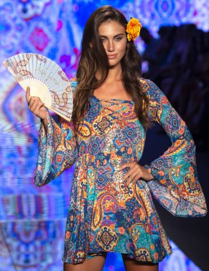 Miami Beach, Fl - 14 Temmuz 2018: Manken Paraiso Moda Fuarı'nda Paraiso çadır sırasında Luli Fama koleksiyonu pist yürür