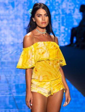 Miami Beach, Fl - 14 Temmuz 2018: Manken Paraiso Moda Fuarı'nda Paraiso çadır sırasında Luli Fama koleksiyonu pist yürür