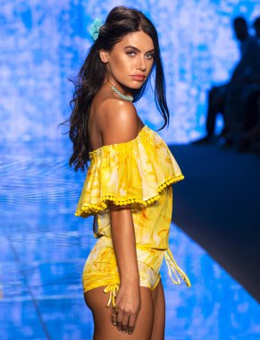 Miami Beach, Fl - 14 Temmuz 2018: Manken Paraiso Moda Fuarı'nda Paraiso çadır sırasında Luli Fama koleksiyonu pist yürür