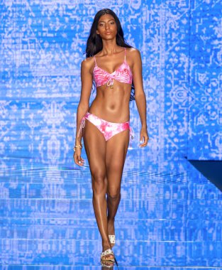 Miami Beach, Fl - 14 Temmuz 2018: Manken Paraiso Moda Fuarı'nda Paraiso çadır sırasında Luli Fama koleksiyonu pist yürür